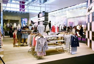 買(mǎi)衣服,網(wǎng)購(gòu)還是去實(shí)體店呢 服裝廠(chǎng)老板說(shuō)出實(shí)情